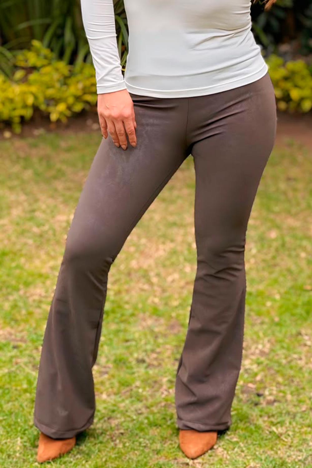 PANTALON MUJER TIRO ALTO TELA TIPO GAMUZA BOTA CAMPANA