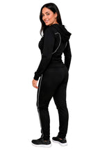 CONJUNTO MUJER CON CAPUCHA DETALLE LINEAS BLANCAS