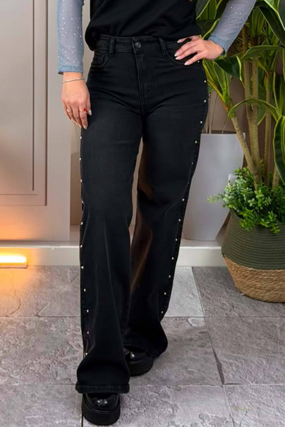 JEAN MUJER TIRO ALTO WIDE LEG TACHUELAS DECORATIVAS
