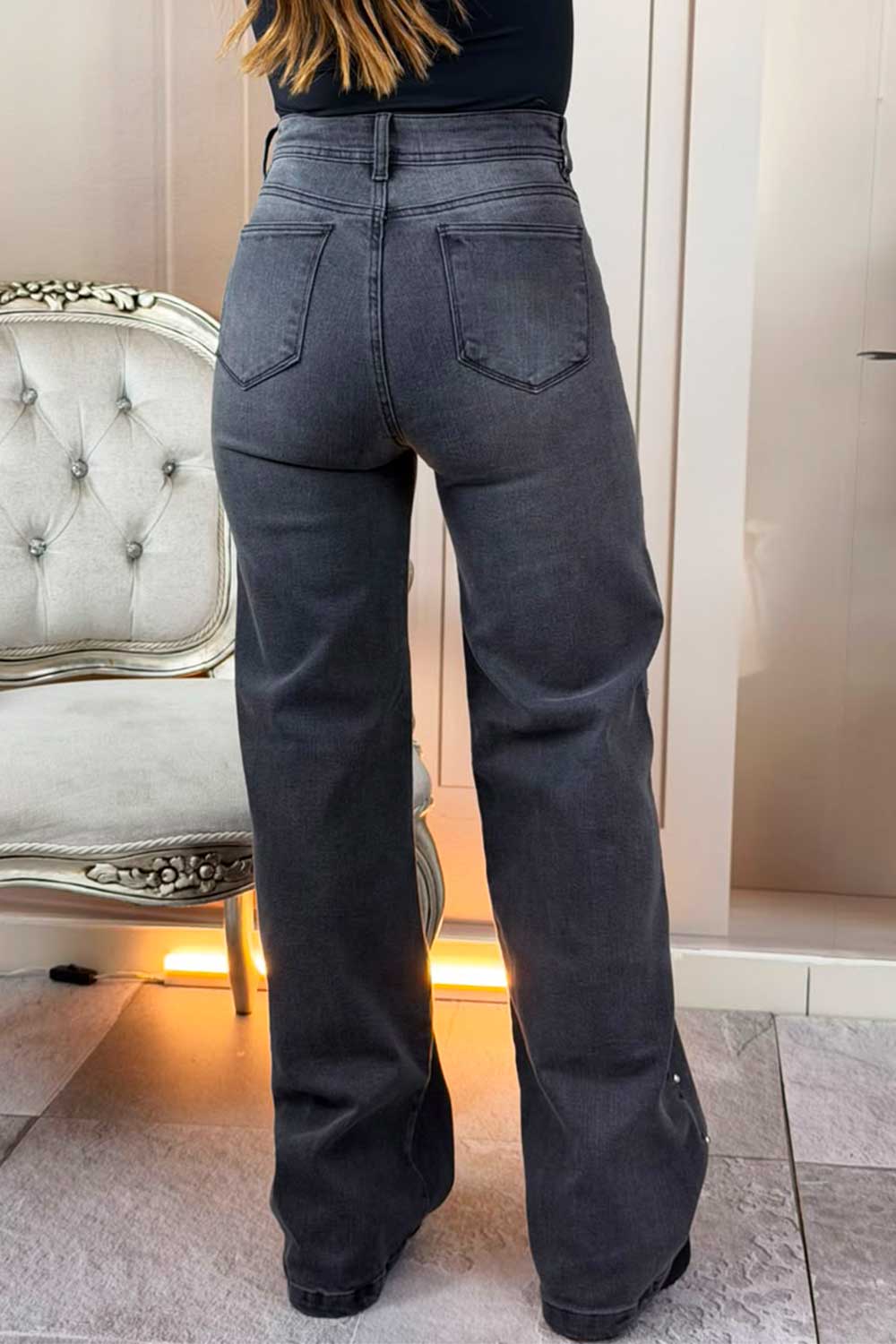 JEAN MUJER TIRO ALTO WIDE LEG TACHUELAS DECORATIVAS LINEA