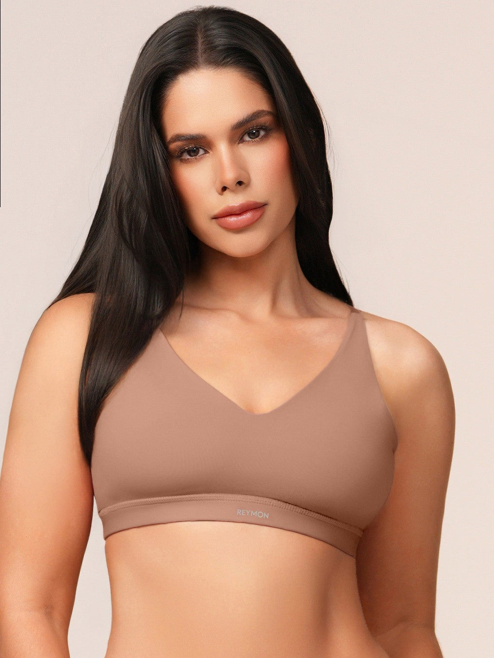 TOP MUJER CON ALMOHADILLAS RETIRABLES Y PREHORMADO