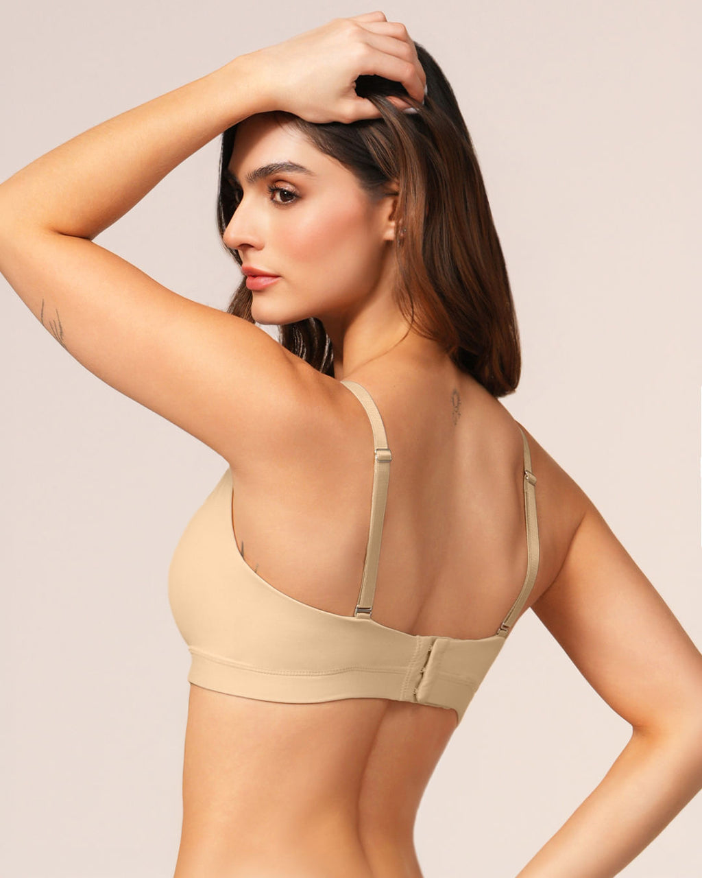 TOP MUJER CON ALMOHADILLAS RETIRABLES Y PREHORMADO