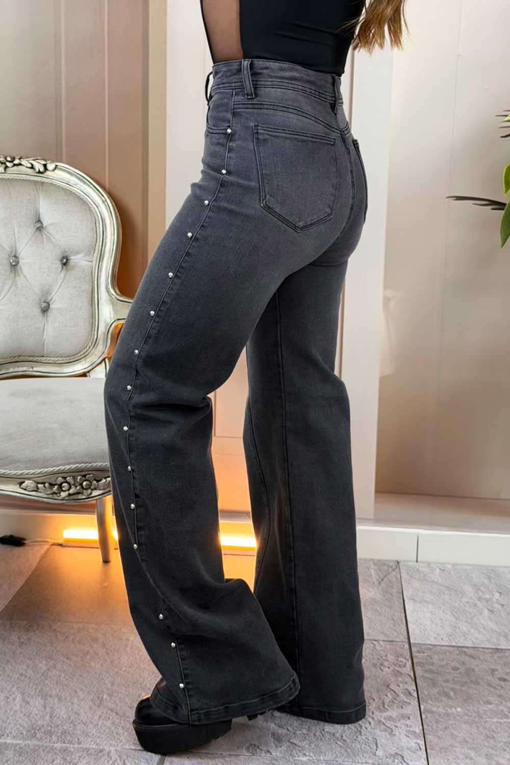 JEAN MUJER TIRO ALTO WIDE LEG TACHUELAS DECORATIVAS LINEA