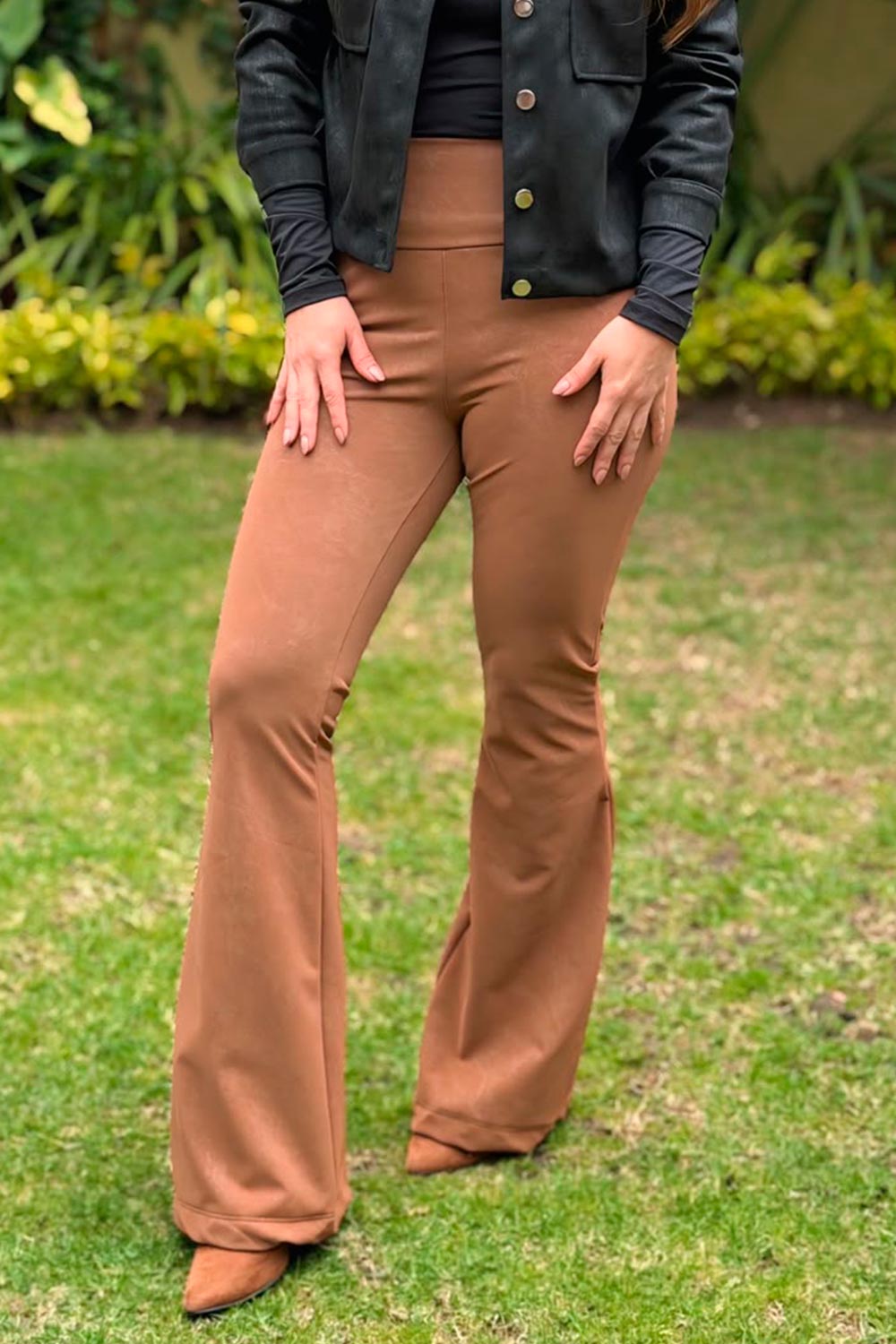 PANTALON MUJER TIRO ALTO TELA TIPO GAMUZA BOTA CAMPANA