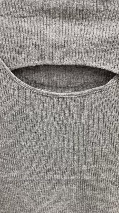 BUSO MUJER CON CUELLO MOCK Y ABERTURA FRONTAL