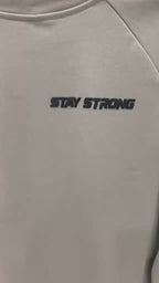 BUZO HOMBRE ESTAMPADO STAY STRONG CON BANDAS LATERALES