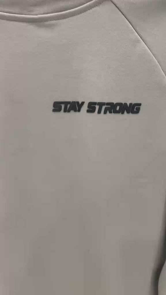 BUZO HOMBRE ESTAMPADO STAY STRONG CON BANDAS LATERALES